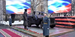 У штаба Центрального военного округа открыли скульптурную композицию Г.К. Жукову.
