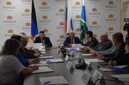 Подписание соглашения между Общественными палатами Свердловской области и ДНР
