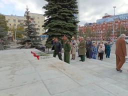 Ветераны Екатеринбурга возложили цветы к памятнику воинам УДТК в честь 80-летия Курской битвы