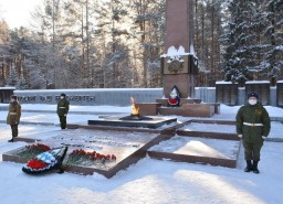 На Широкореченском мемориальном комплексе возложили венок и цветы к "Вечному огню"
